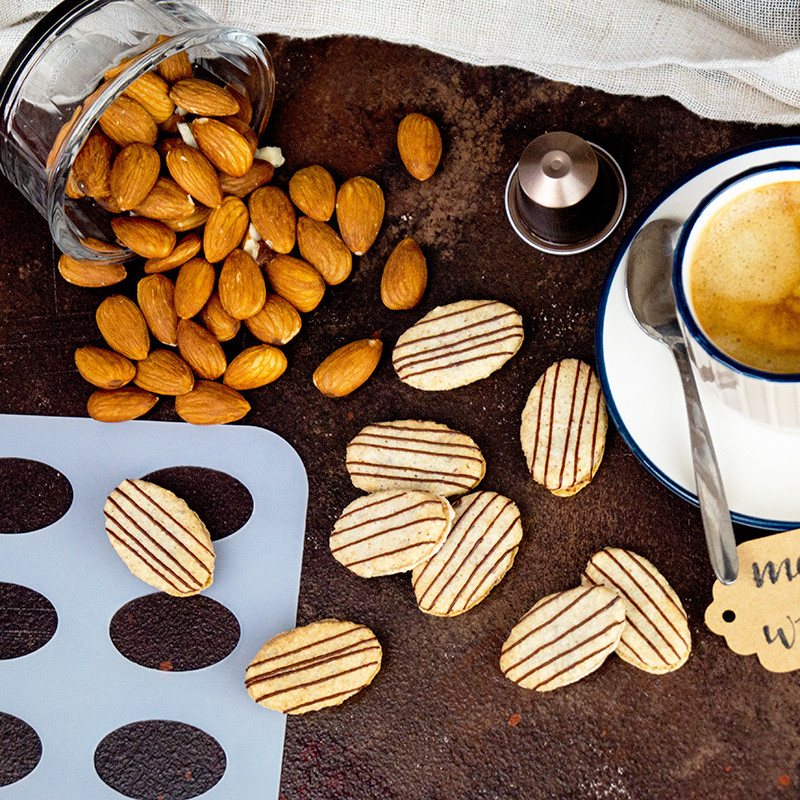 Poches à Douille Avec Glaçage Royal De Couleur Pastel Pour Décorer Les  Biscuits Au Sucre De Pâques.