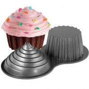 Baking pan for giant cupcake