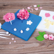 Zwei Modellierplatten zum Formen von edlen Dekorblumen