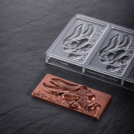 Coniglietto con stampo in cioccolato