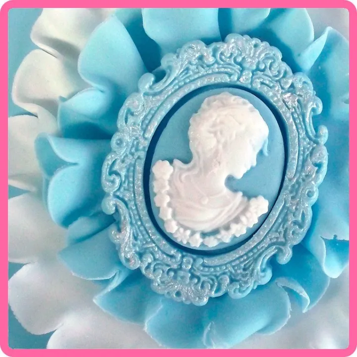 Amuleto in silicone goffratore