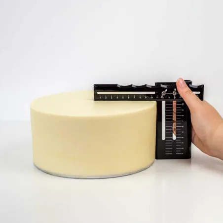 Adjustable sharp-edge tool for spreading cakes