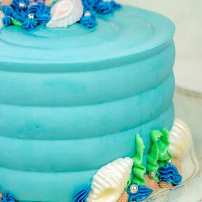 Adjustable sharp-edge tool for spreading cakes