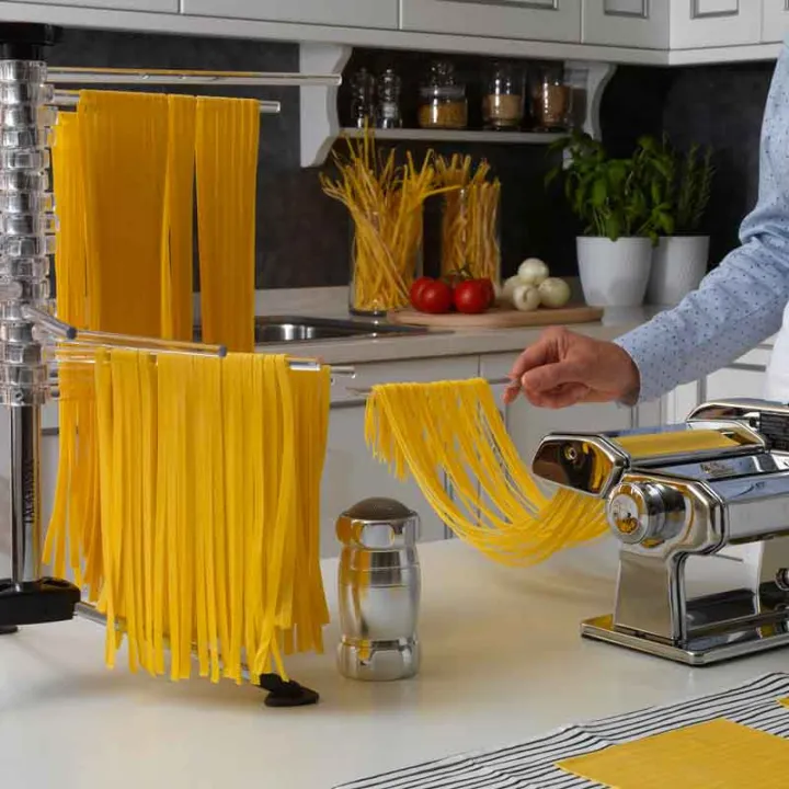 Macchina per la pasta Atlas 150 con motore per deliziose tagliatelle