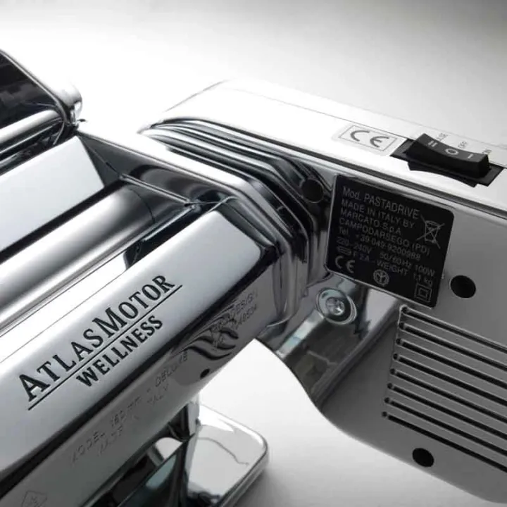 Macchina per la pasta Atlas 150 con motore per deliziose tagliatelle