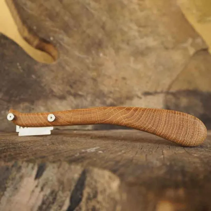 Oak baker's knife for perfectly sliced bread