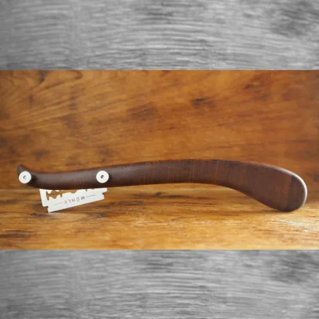 Mahogany baker's knife for perfectly sliced bread