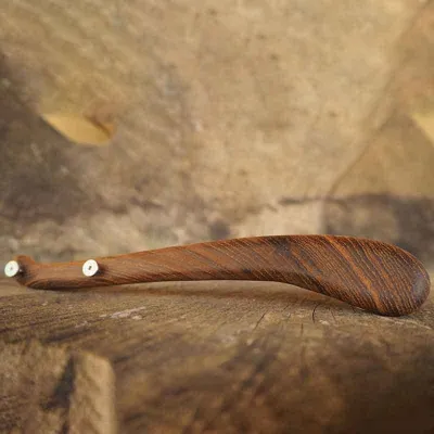 Couteau de boulanger en teck pour des pains parfaitement tranchés