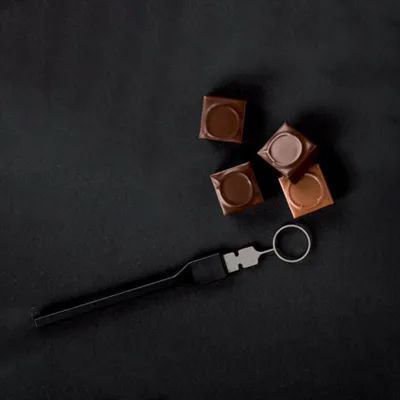 Dekor-Pralinengabel rund zum Veredeln trempierter Pralinen