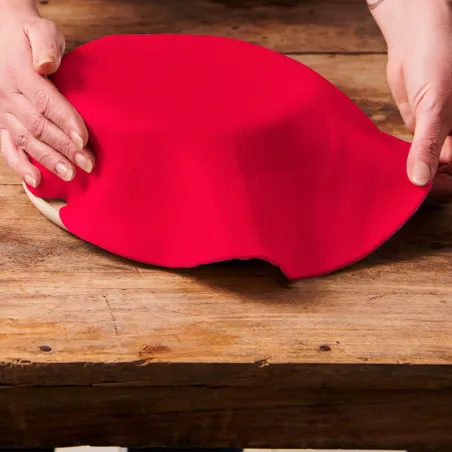 Couverture de fondant roulé rouge