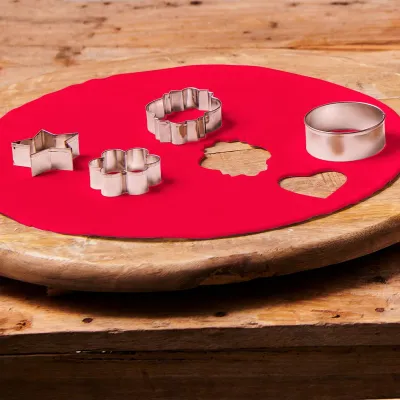 Roll fondant blanket red