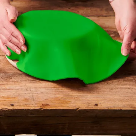Roll fondant blanket green