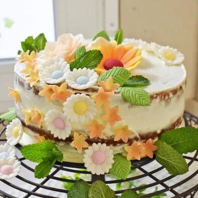 Schmetterlinge und gelbe Blüten aus Esspapier, 39 Stück