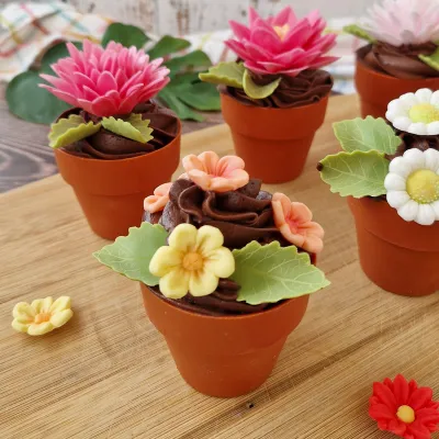 Décor en sucre fleurs jaunes & feuilles vertes, 13 pièces