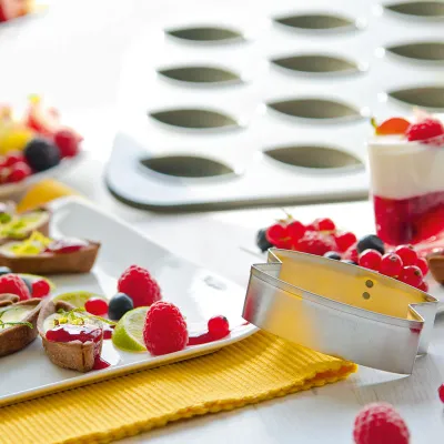 Ships nonstick baking dish