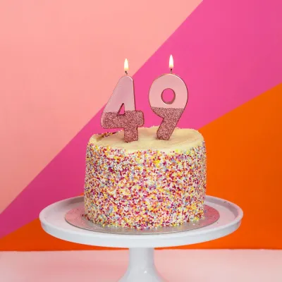 Candela numero 4 con oro rosa e glitter rosa