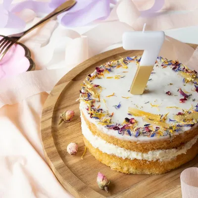 Number candle 7 with white and gold
