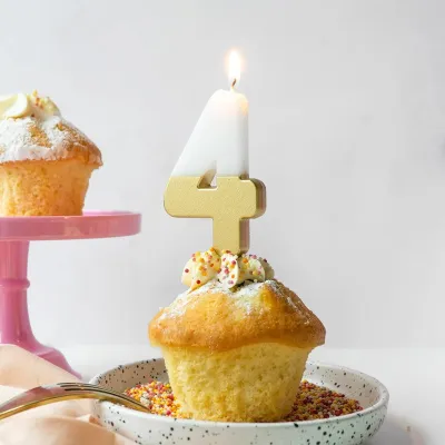Bougie numéro 4 avec blanc et or