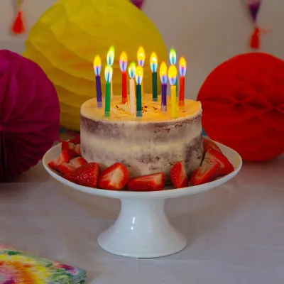 Kerzen Regenbogenfarben mit farbiger Flamme, 12 Stück