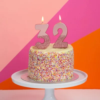 Candela numero 2 con oro rosa e glitter rosa