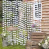 Tenda con fiori bianchi