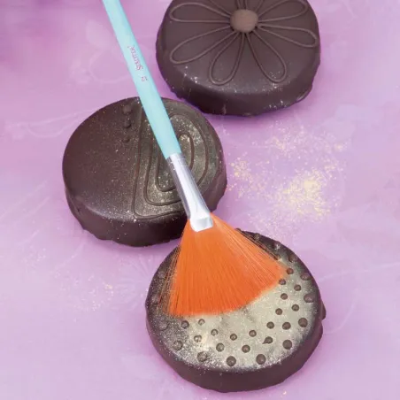 Fan brush