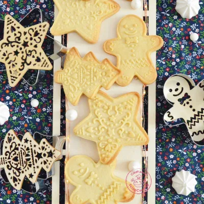 Christmas tree cookie cutter with wooden embosser