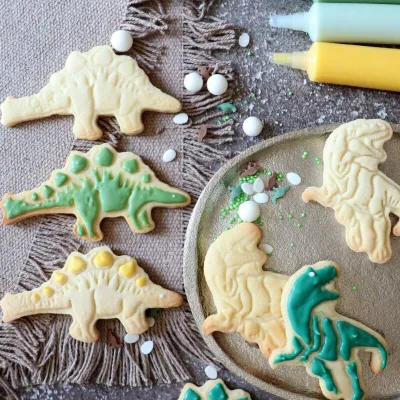 Dino cookie cutter with ejector, set of 2