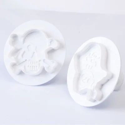 Cookie cutter with ejector pirate & skull
