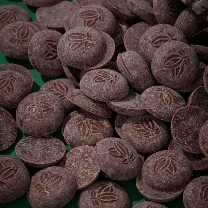 Couverture Oswaldo, Choba Choba 71%, produite de manière équitable, pour des pralines raffinées