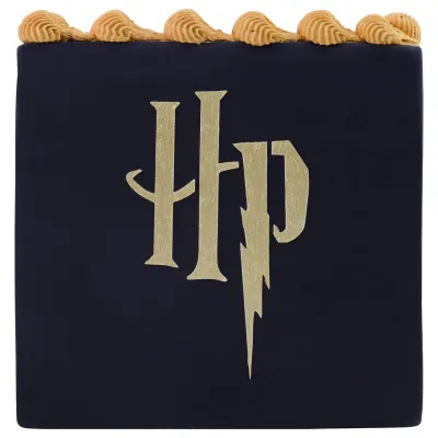 Lo stencil di Harry Potter con il logo HP evoca la magia sui dolci