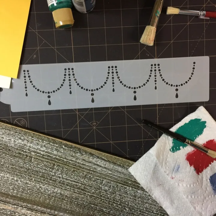 Collier de perles Stencil pour des bords de gâteaux raffinés