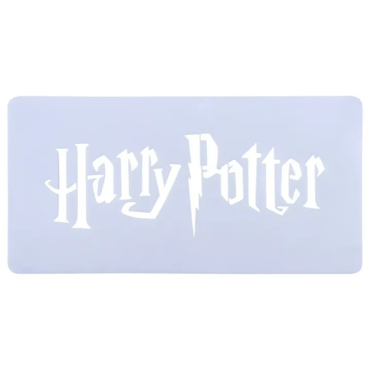Lo stencil per le lettere di Harry Potter crea magia sui dessert