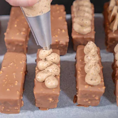 Pralinen-Creme Nougat – Schweizer Pralinécrème spritz- und streichfähig 1 kg | miniSchoggi