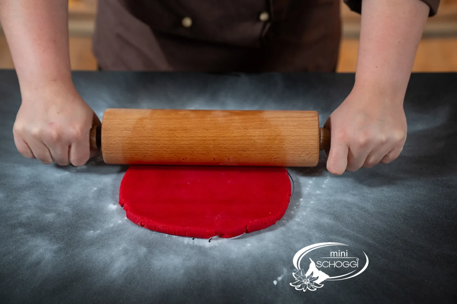 Überziehen mit Marzipan und Schweizer Kreuz