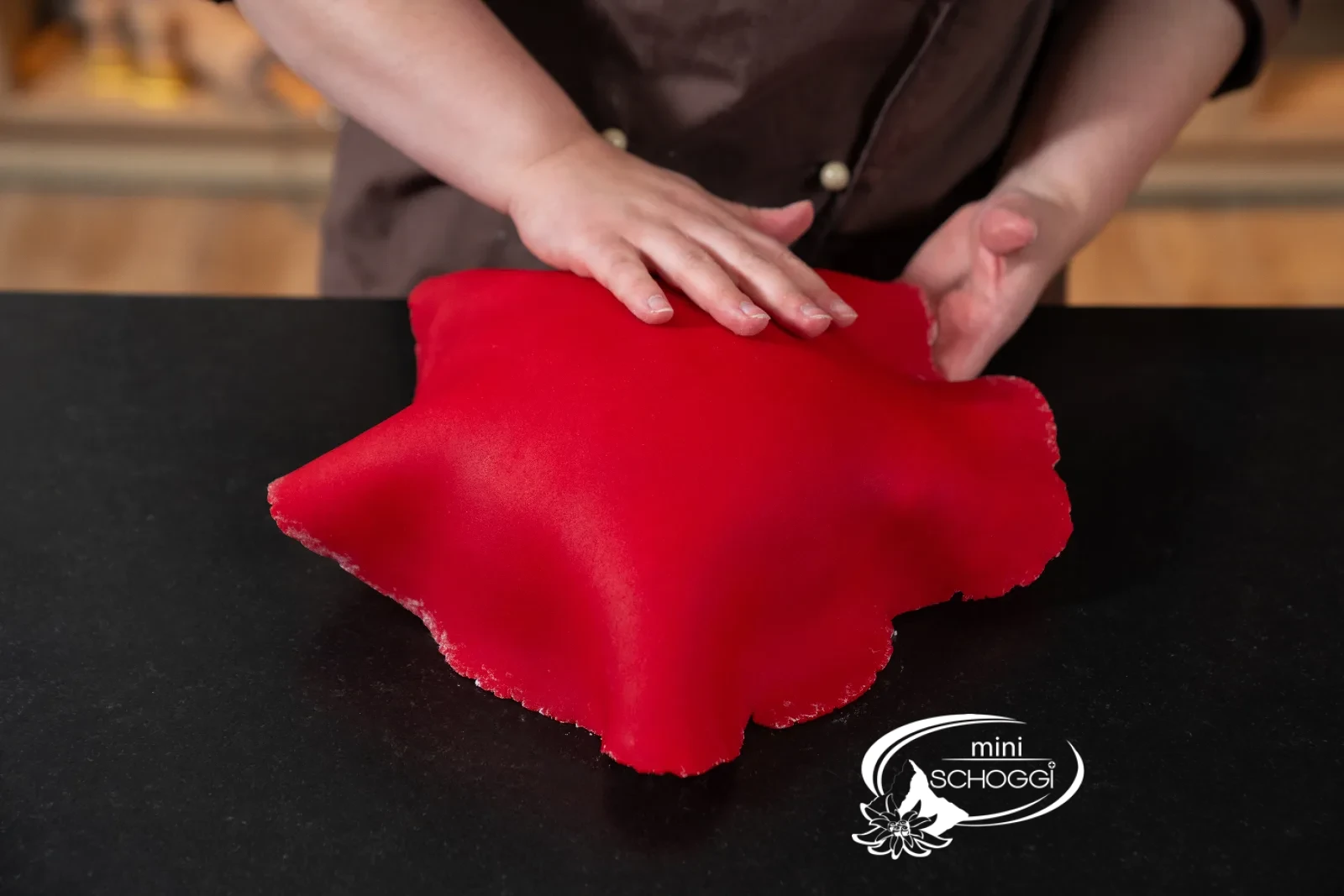Überziehen mit Marzipan und Schweizer Kreuz