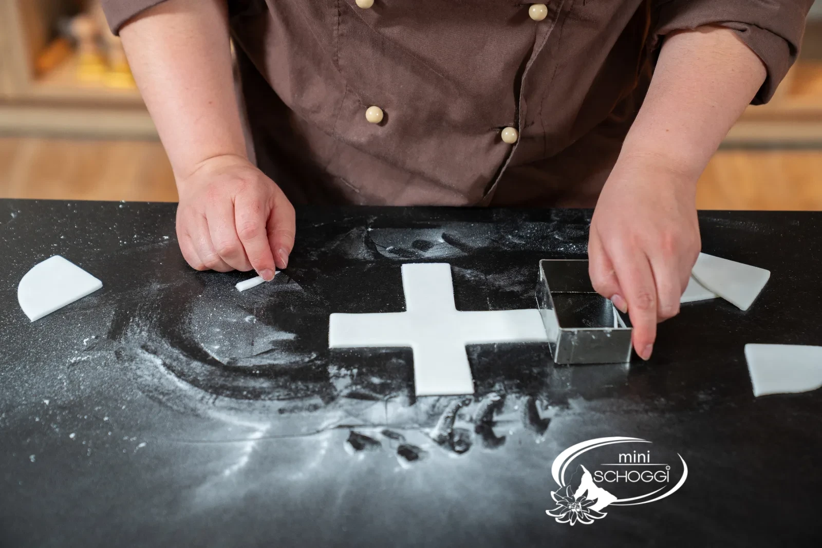 Schweizerkreuz formen und aufsetzen