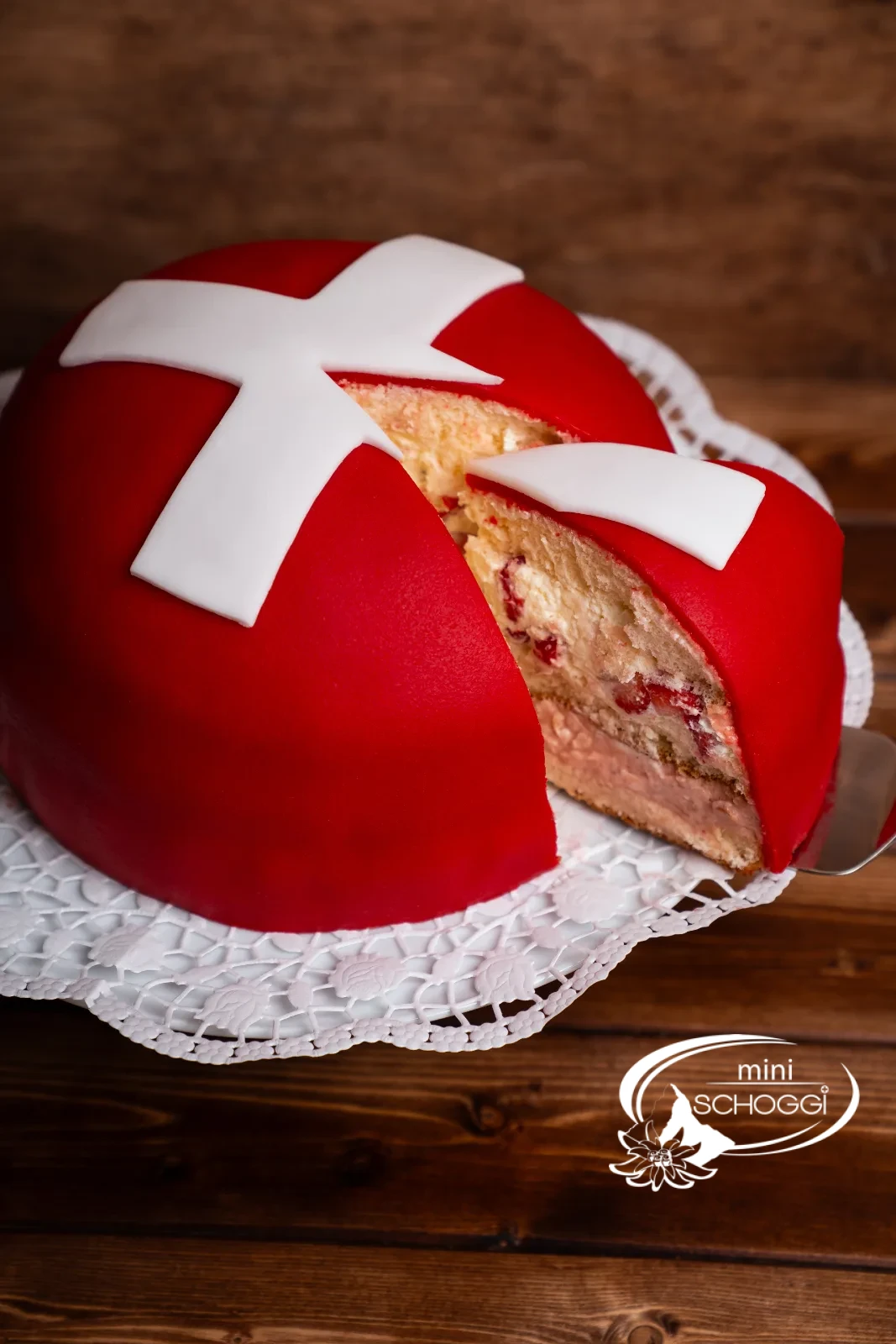 1.-August-Torte – die Schweizer Kreuz-Torte Drucken
