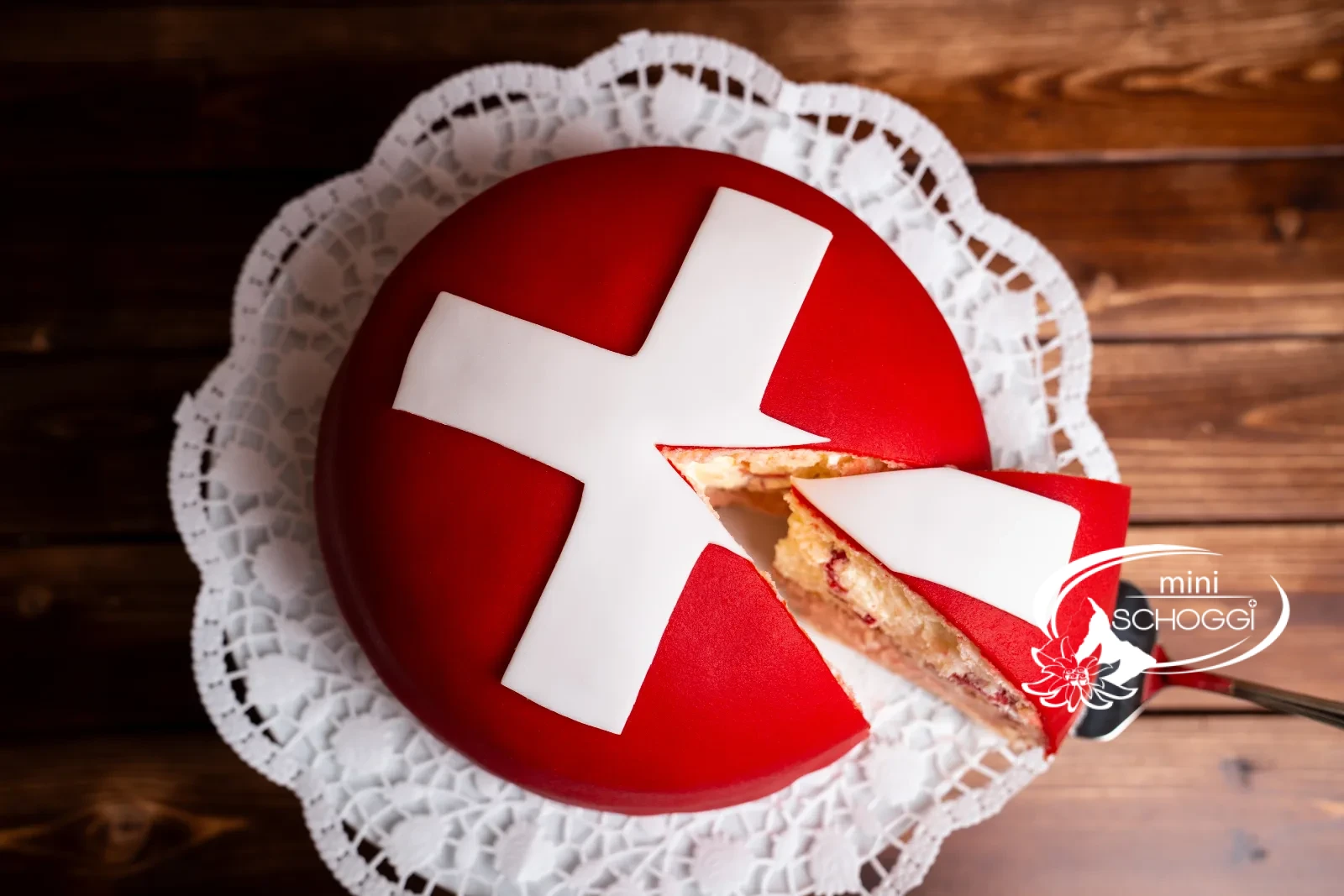 1.-August-Torte – die Schweizer Kreuz-Torte Drucken