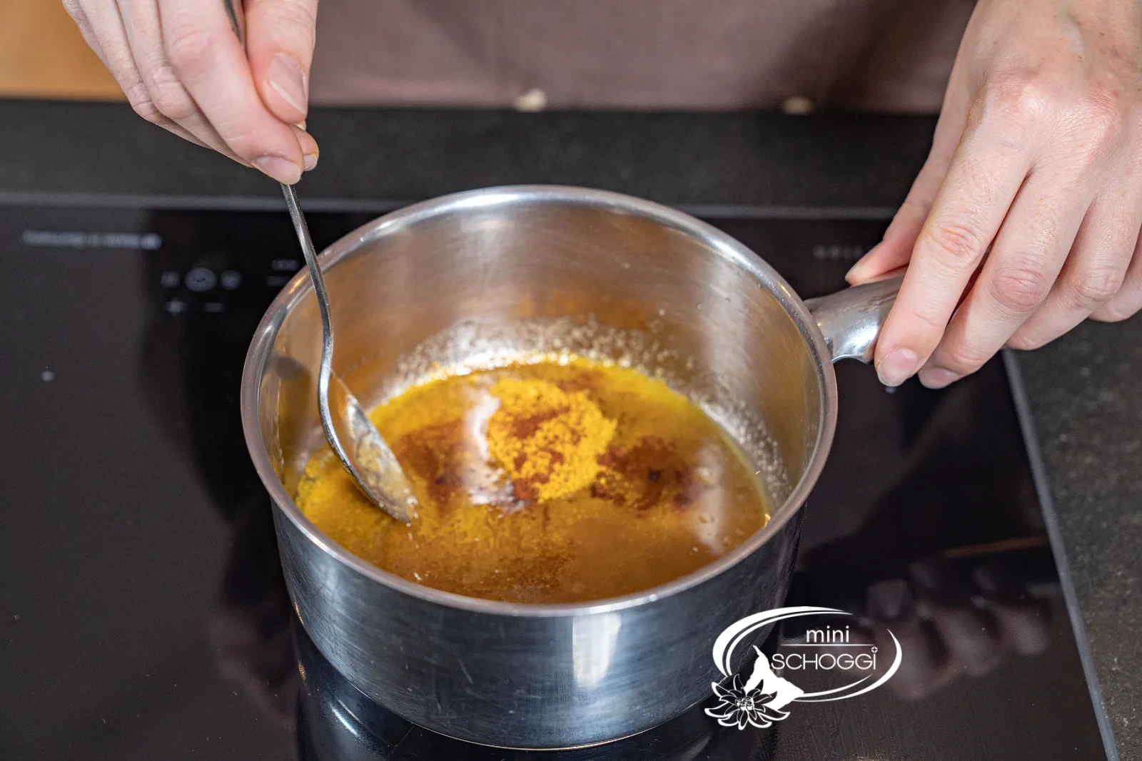 Zucchero di canna, fleur de sel, curry e peperoncino vengono mescolati in padella nella miscela di spezie