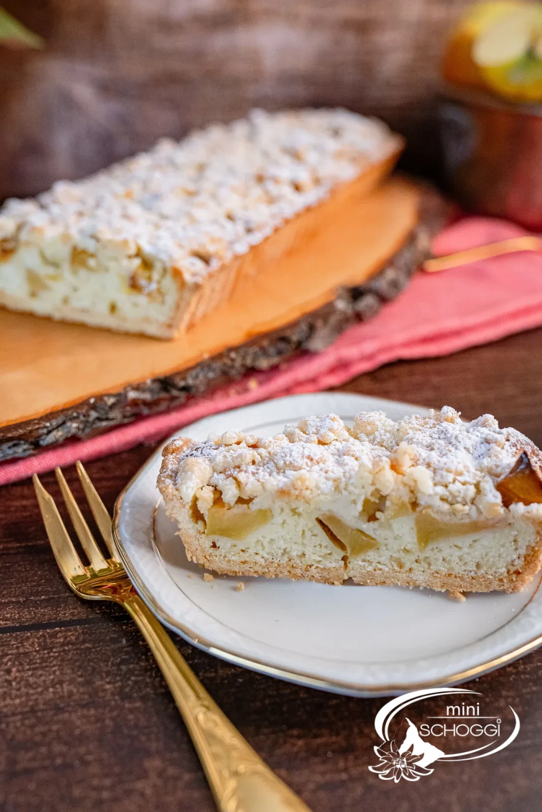 Crostata di mele allungata con codette croccanti e zucchero a velo