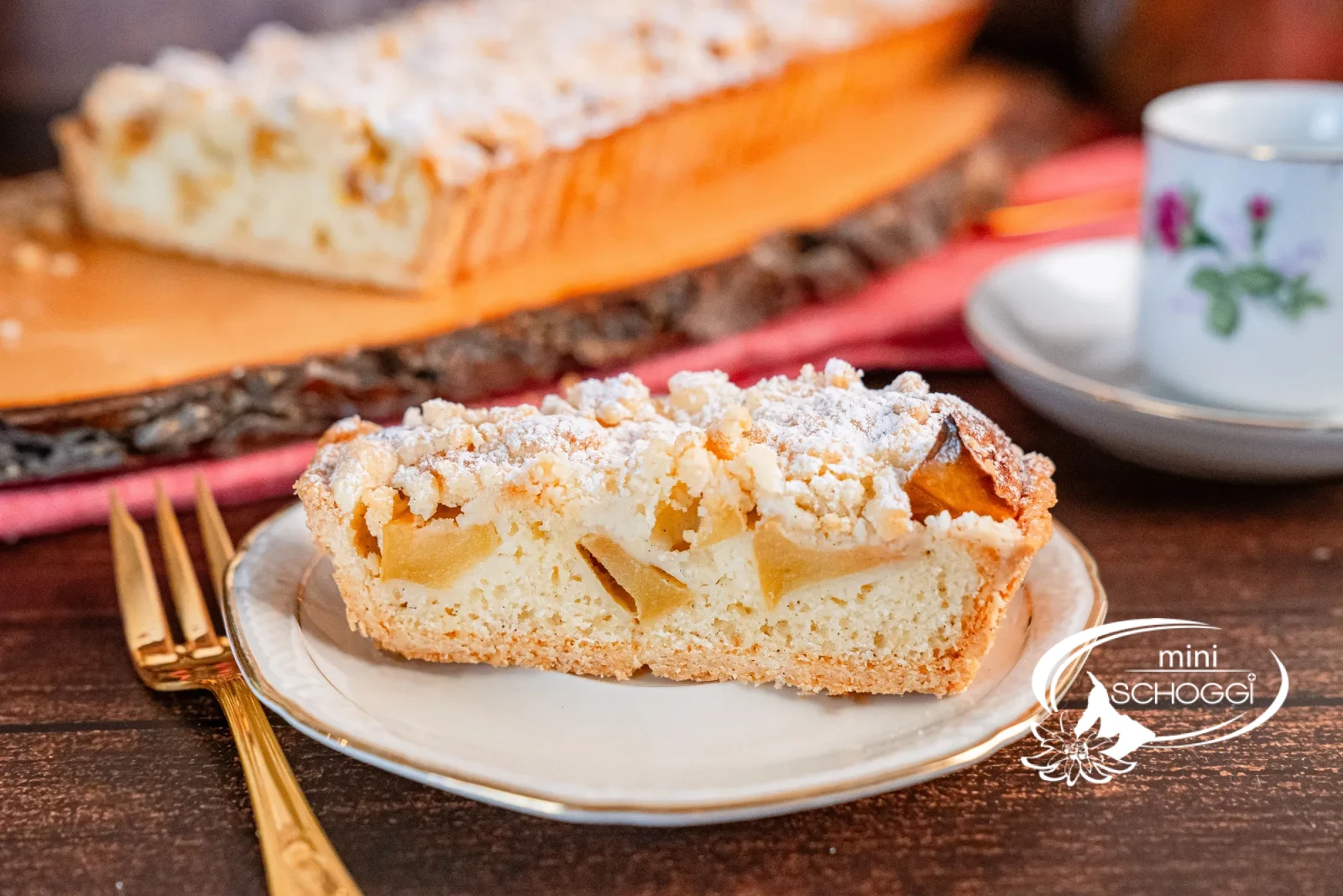Crostata di mele con codette allungata, codette croccanti e zucchero a velo