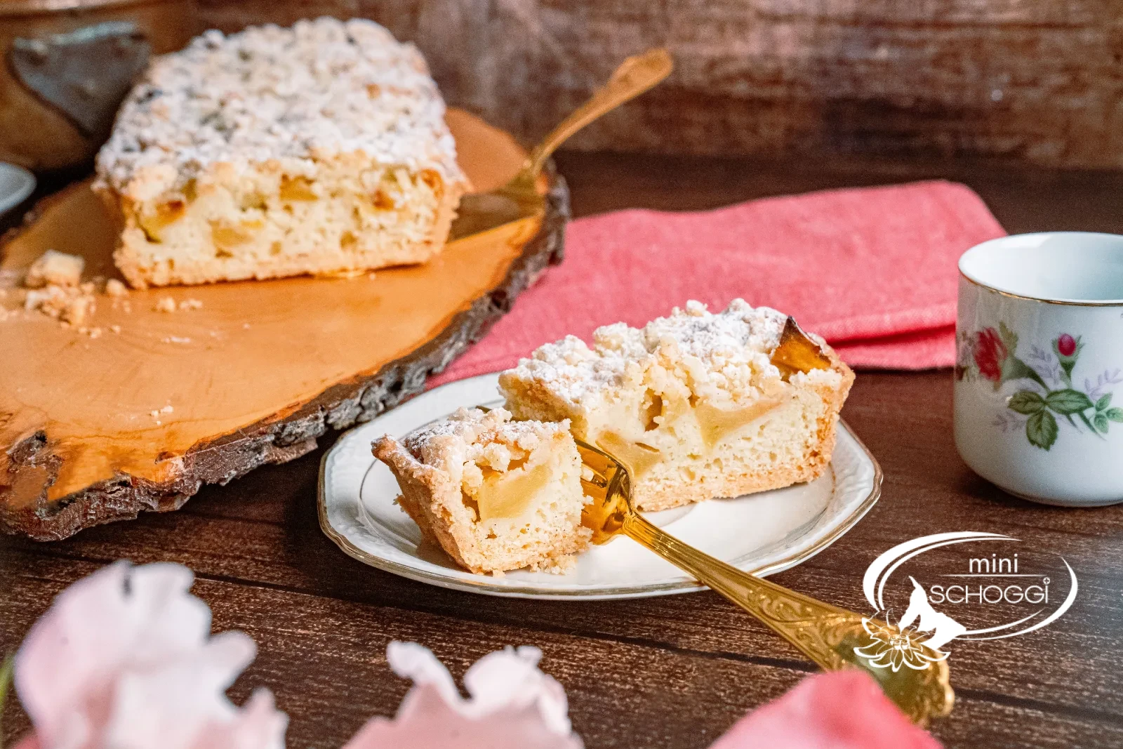 Crostata di mele allungata con codette croccanti e zucchero a velo