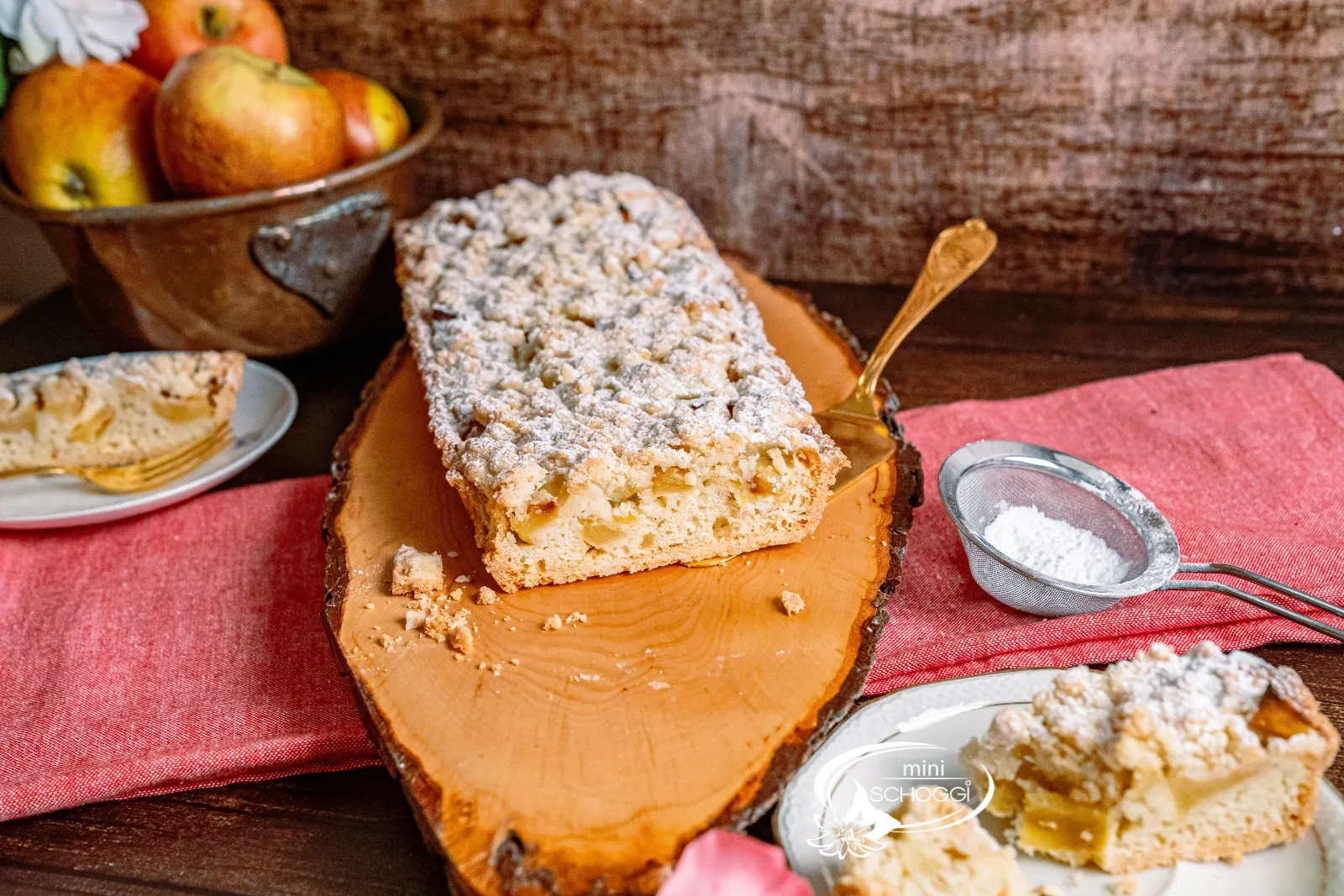Crostata di mele allungata con codette croccanti e zucchero a velo
