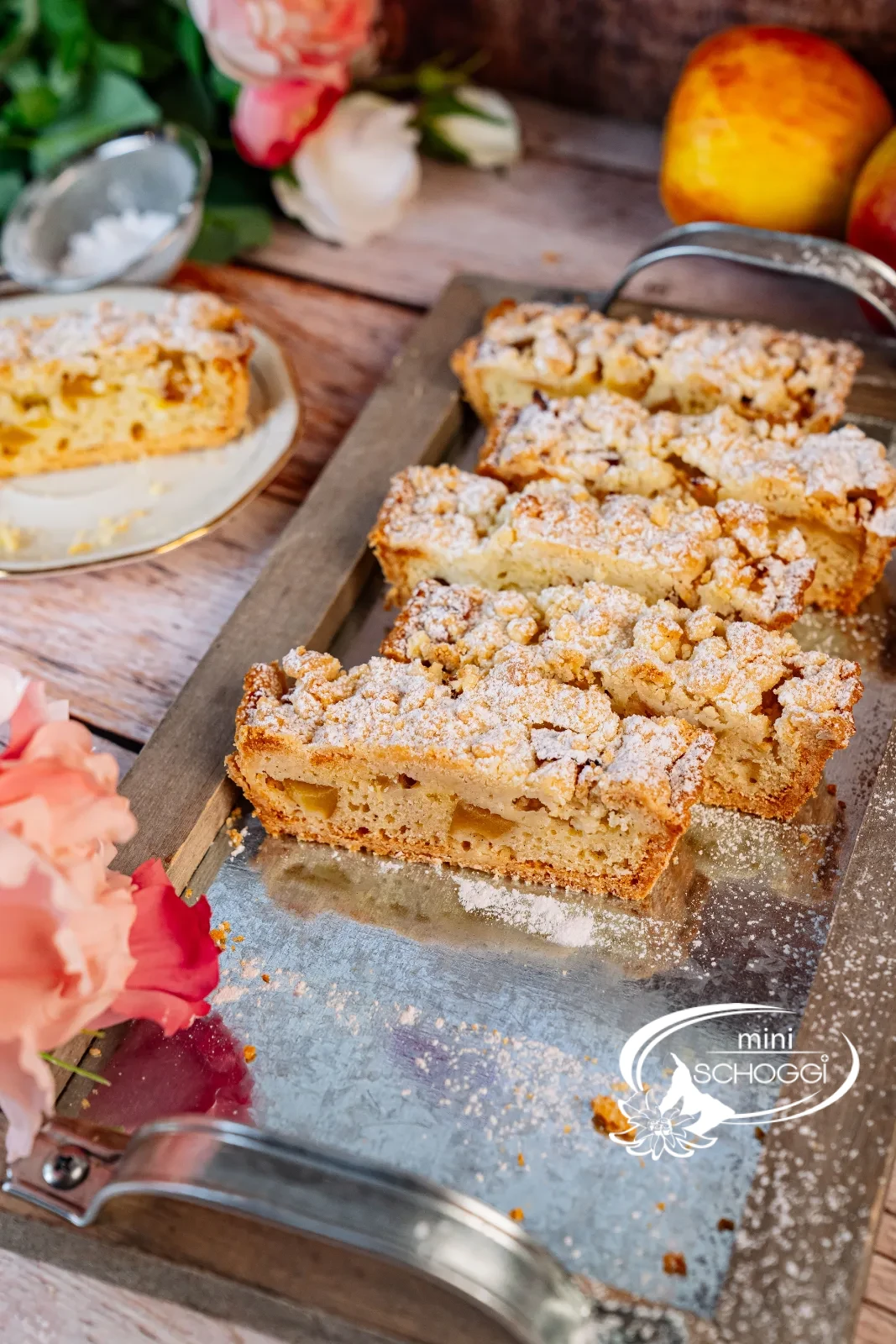 Crostata di mele allungata con codette croccanti e zucchero a velo