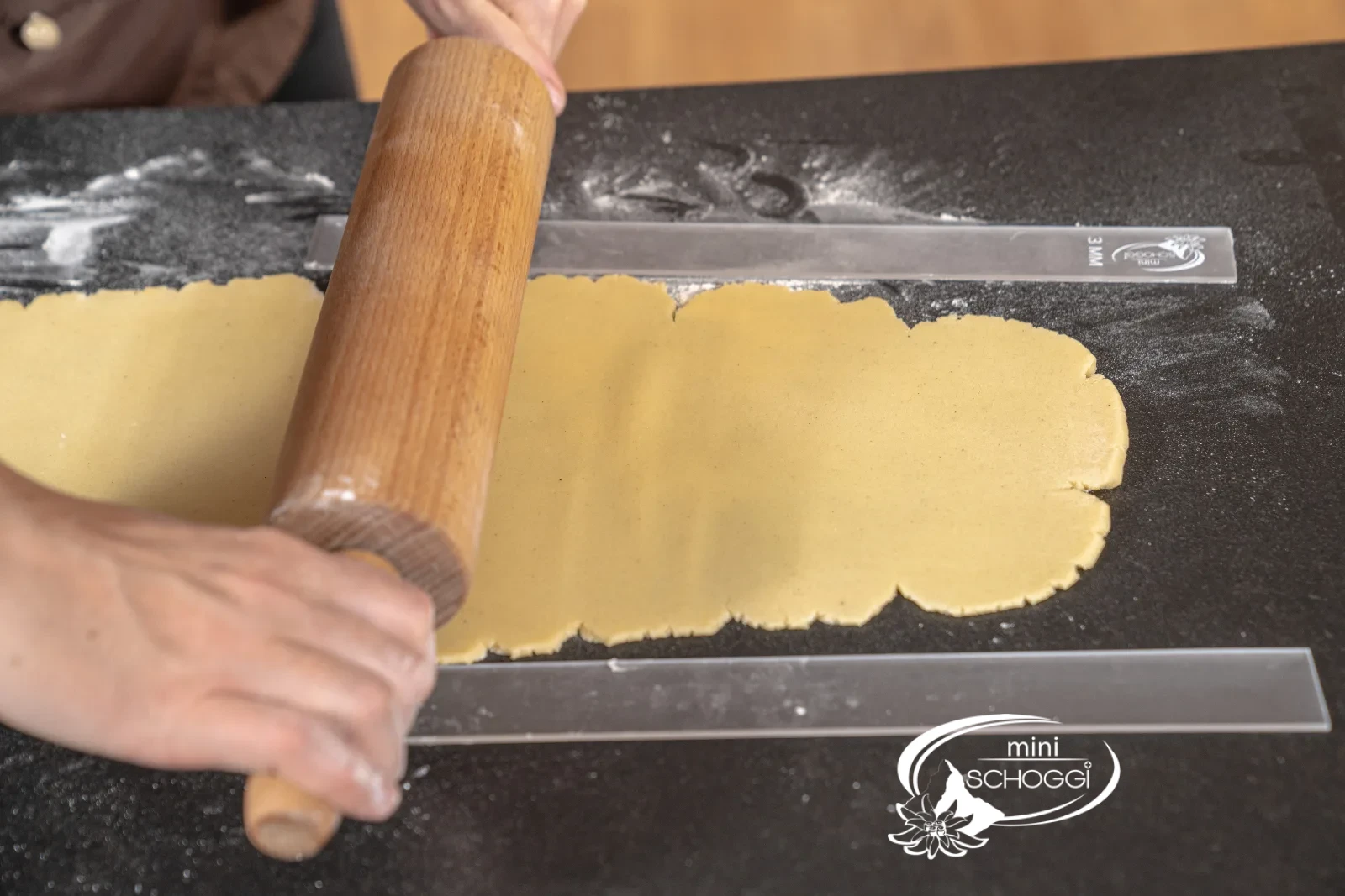 La pasta frolla viene stesa a 3 mm con gli spessori per stendere