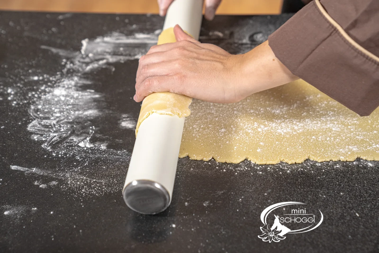 L'impasto steso viene arrotolato sul mattarello in silicone