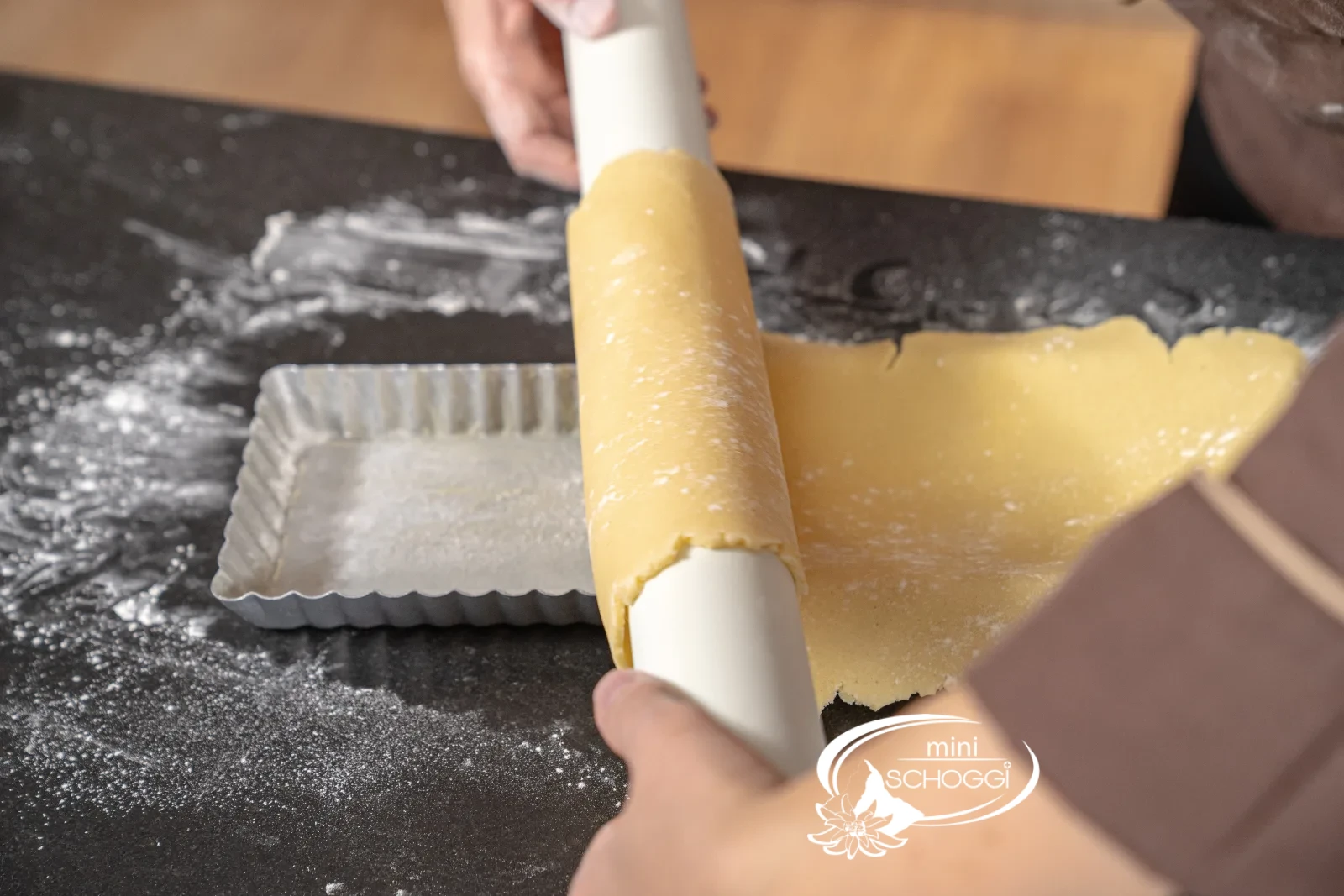 L'impasto viene srotolato di nuovo sopra la teglia per crostata