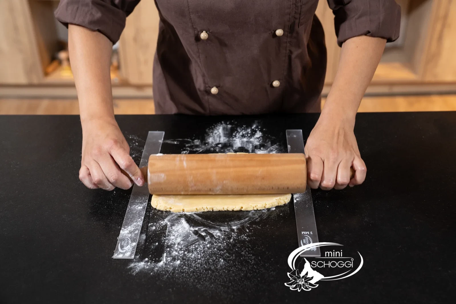 La pasta frolla viene stesa uniformemente con un Mattarello tra due bastoncini per stendere