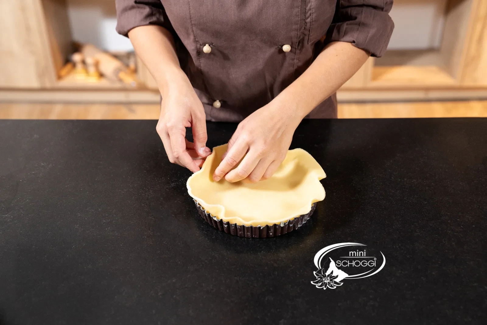 Il cerchio d'impasto ritagliato viene appoggiato nella Teglia per crostata e premuto